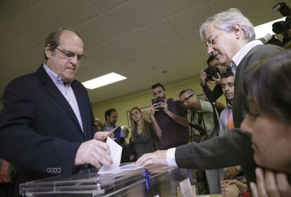 El candidato del PSOE a la presidencia de la Comunidad de Madrid, Ángel Gabilondo, ha votado en el colegio público Joaquín Taurina de Madrid.