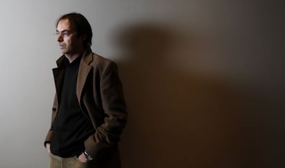 El poeta Vicente Valero, autor de 'Extraños'