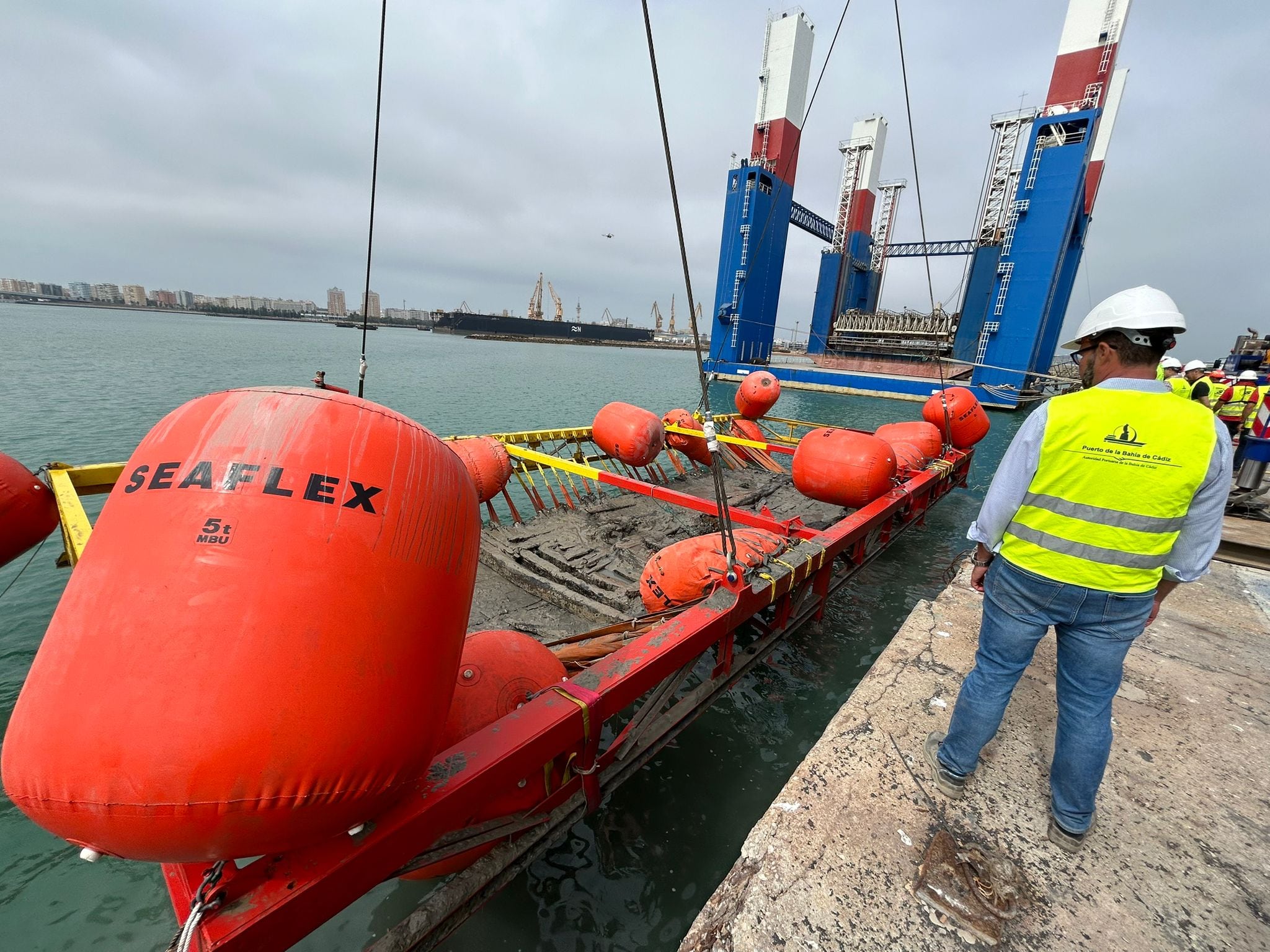 El barco ‘Delta I’ emerge de las profundidades del puerto de Cádiz casi 400 años después de su naufragio 