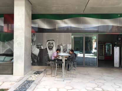Varios bares operan en Masdar y, aunque la mayor parte están vacíos, a la hora del almuerzo sí se ve a gente en sus terrazas. Esta es una de ellas. El equipo que trabaja actualmente en el diseño de la ciudad asegura que viven en ella unos 2.000 vecinos.