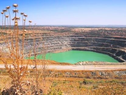 Vista de la balsa de residuos mineros de la empresa Boliden en Aznalc&oacute;llar (Sevilla).