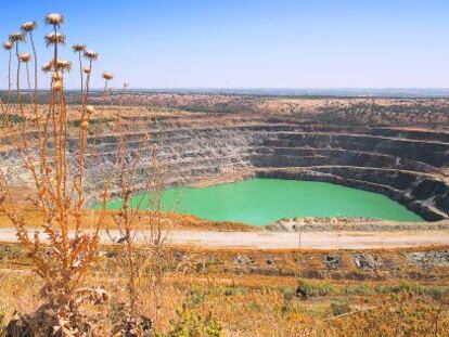Vista de la balsa de residuos mineros de la empresa Boliden en Aznalc&oacute;llar (Sevilla).