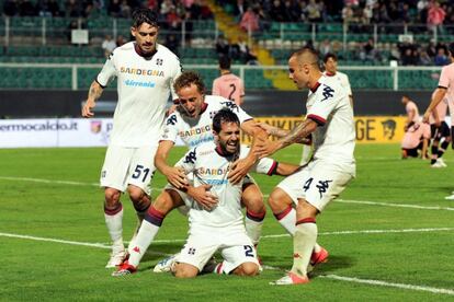 Varios jugadores del Cagliari celebran un gol de Sau.