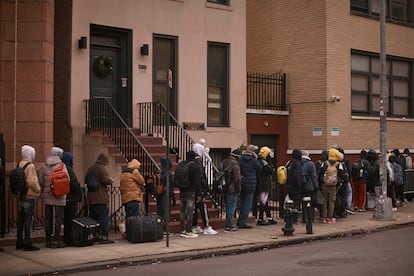 Filas de migrantes esperando recibir asistencia en el St. Brigid Elementary School en Nueva York