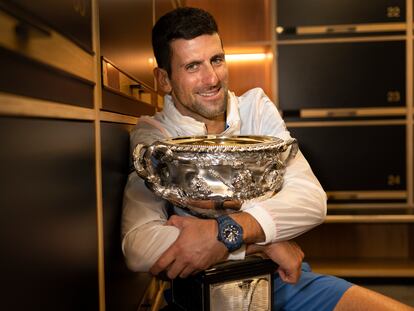 Djokovic posa con el trofeo Norman Brookes en el vestuario de la Rod Laver Arena.