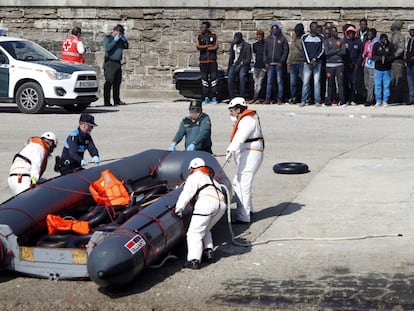 Personal de Salvamento Marítimo y Guardia Civil arrastran la embarcación donde viajaban 41 personas, entre ellos un bebé.
