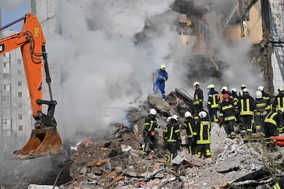 Equipos de rescate ucranios trabajaban este viernes en la búsqueda de supervivientes de entre los escombros dejados por un bombardeo ruso en la ciudad de Uman.