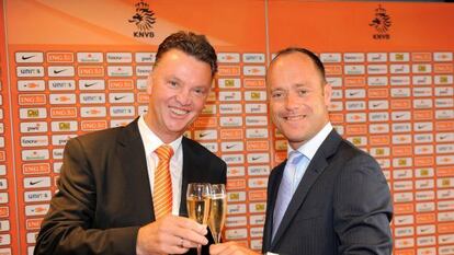 Van Gaal y el presidente de la federaci&oacute;n holandesa.