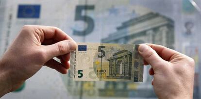 Una persona sostiene un billete de cinco euros de la nueva serie Europa.