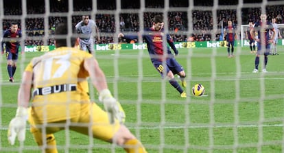 Messi marca el segundo gol azulgrana desde el punto de penalti.