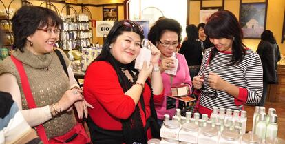 Turistas orientales en una tienda de cosmética en Madrid.