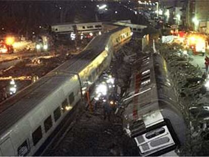 Estado en el que quedaron los dos trenes que ayer colisionaron en Torredembarra (Tarragona).