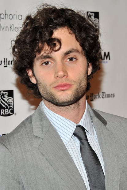 Puede que Penn Badgley necesite un corte de pelo. 