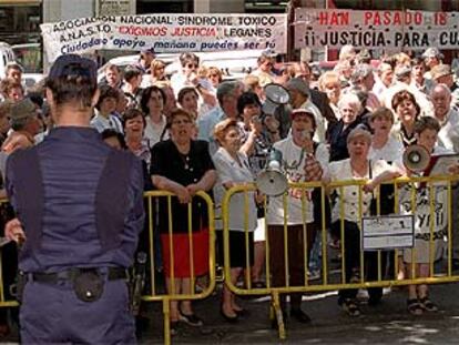 Protesta de los afectados por la intoxicación de la colza en 1999.