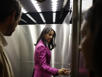 La diputada de Ciudadanos, Inés Arrimadas, toma un ascensor del Congreso tras anunciar su salida de la política activa.