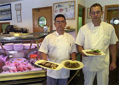 José Manuel Núñez (izquierda) y Juan Tabares, responsables de la cocina de El Campero, en Barbate (Cádiz).
