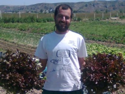 Pablo Martínez, uno de los fundadores del proyecto Huerta La Madre Vieja, dedicada al cultivo de hortalizas en un terreno en Ciempozuelos (Madrid).