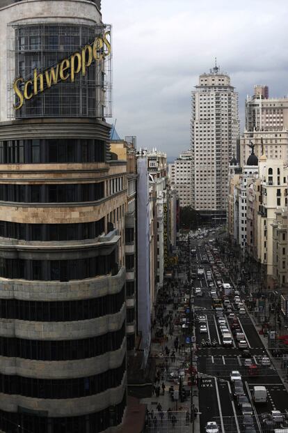 Con su estilo expresionista y su curiosa forma redondeada, el edificio Carrión, en el número 41, es otro emblema de la calle: acoge el cine Capitol y el hotel Vincci Capitol -al estilo del Flatiron de Nueva York-. En esto ha sido crucial su luminoso cartel de Schweppes, uno de los neones más fotografiados de Madrid, que consiguió eludir la ley municipal que prohíbe este tipo de carteles al convertirse en un icono, sobre todo tras protagonizar una escena en 'El día de la Bestia', de Álex de la Iglesia. La Comunidad lo declaró en 2016 Bien de Interés Cultural, la máxima protección regionalAtención cinéfilos: se puede dormir en la habitación que da al cartel de Schweppes.