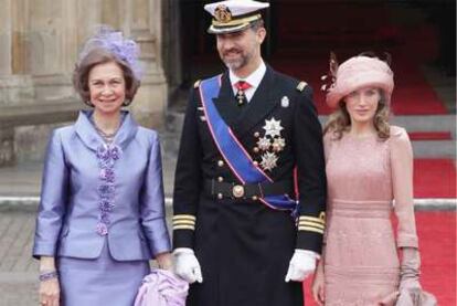 La Reina y los Príncipes en la boda de Londres, en abril.