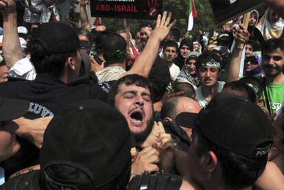 La policía turca intenta contener en Ankara a los manifestantes que ayer radicalizaron su protesta contra Israel.