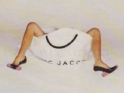 La imagen de las piernas de Victoria Beckham metidas en una bolsa de Marc Jacobs, del fotógrafo Juergen Teller.