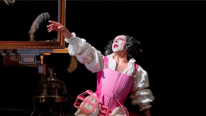 El actor y cantante Ángel Ruiz en una escena de 'El Rey de la Farándula', que se estrena en el festival de Almagro.