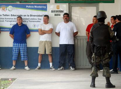 Un soldado vigila a policías sospechosos en una comisaría del Estado mexicano de Nuevo León.