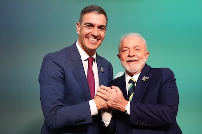 El presidente del Gobierno, Pedro Sánchez, y el de Brasil, Luiz Inácio Lula da Silva, en su reunión del viernes en el marco de la COP28 celebrada en Dubái.