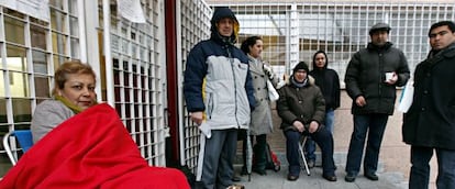 Cola para ser atendidos en el Registro Civil de Collado Villalba.