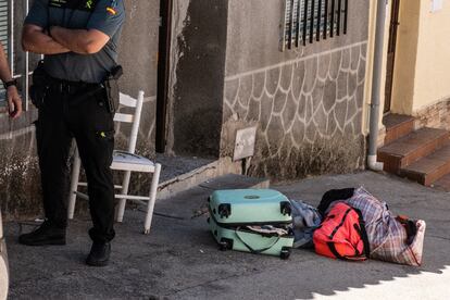 Bolsas y maletas con ropa a la puerta de la casa donde se ha producido el crimen machista en la localidad toledana de Otero. 