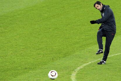 Quique golpea el balón durante un entrenamiento