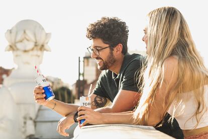 Hoy más una docena de empresas, entre ellas algunas bodegas españolas de prestigio, comienzan a ofrecer su vino enlatado. En la imagen, una foto promocional de la bodega Be Toff.