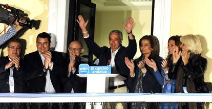 Javier Arenas, líder del Partido Popular, saluda desde el balcón de la sede del PP en Sevilla, tras lograr la victoria en las elecciones autonómicas.