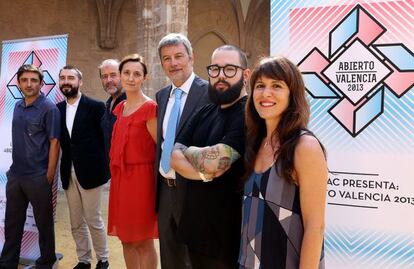 Los galeristas, con Rafael Ripoll (tercero por la derecha), el empresario José Gandia (quinto) y el crítico Agustín Pérez (sexto).