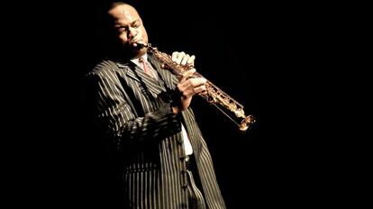 El saxofonista James Carter en una foto de estudio.