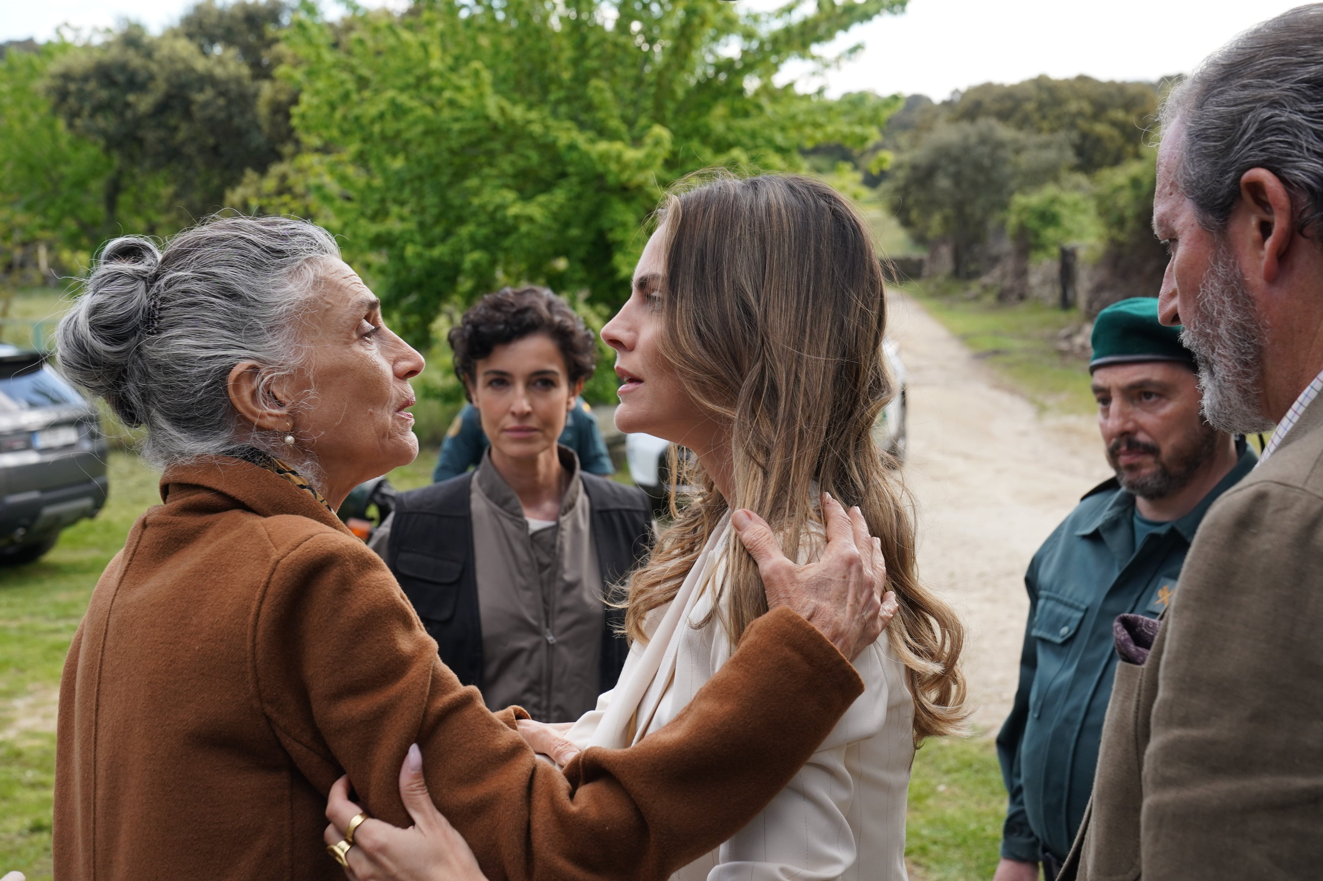 Ángela Molina, Blanca Romero y Amaia Salamanca, en el primer episodio de 'Pura sangre'.