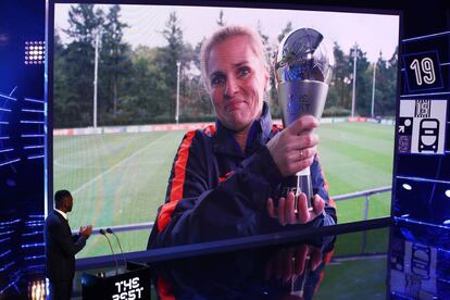 Sarina Wiegman, entrenadora del la selección nacional de Dinamarca, muestra su trofeo en un vídeo tras ser galardonada por Mejor Entrenadora de equipos femeninos.