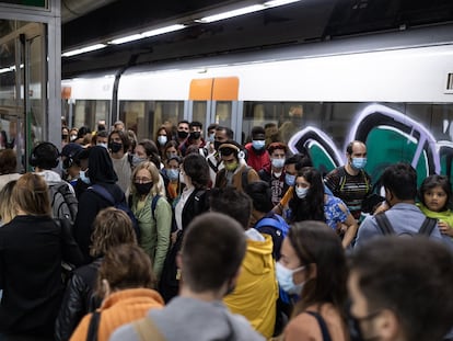 Pasajeros de Renfe se aglomeran en un anden de la estacion de Sants, durante la huelga de maquinistas Barcelona, 4 de octubre de 2021 [ALBERT GARCIA]