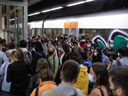 En la imagen, usuarios de Renfe se aglomeran en un anden de la estación de Sants.