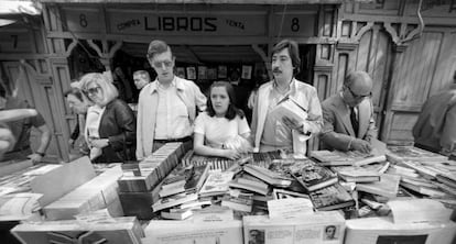 Puesto de libreros en la Cuesta de Moyano en diciembre del 79.