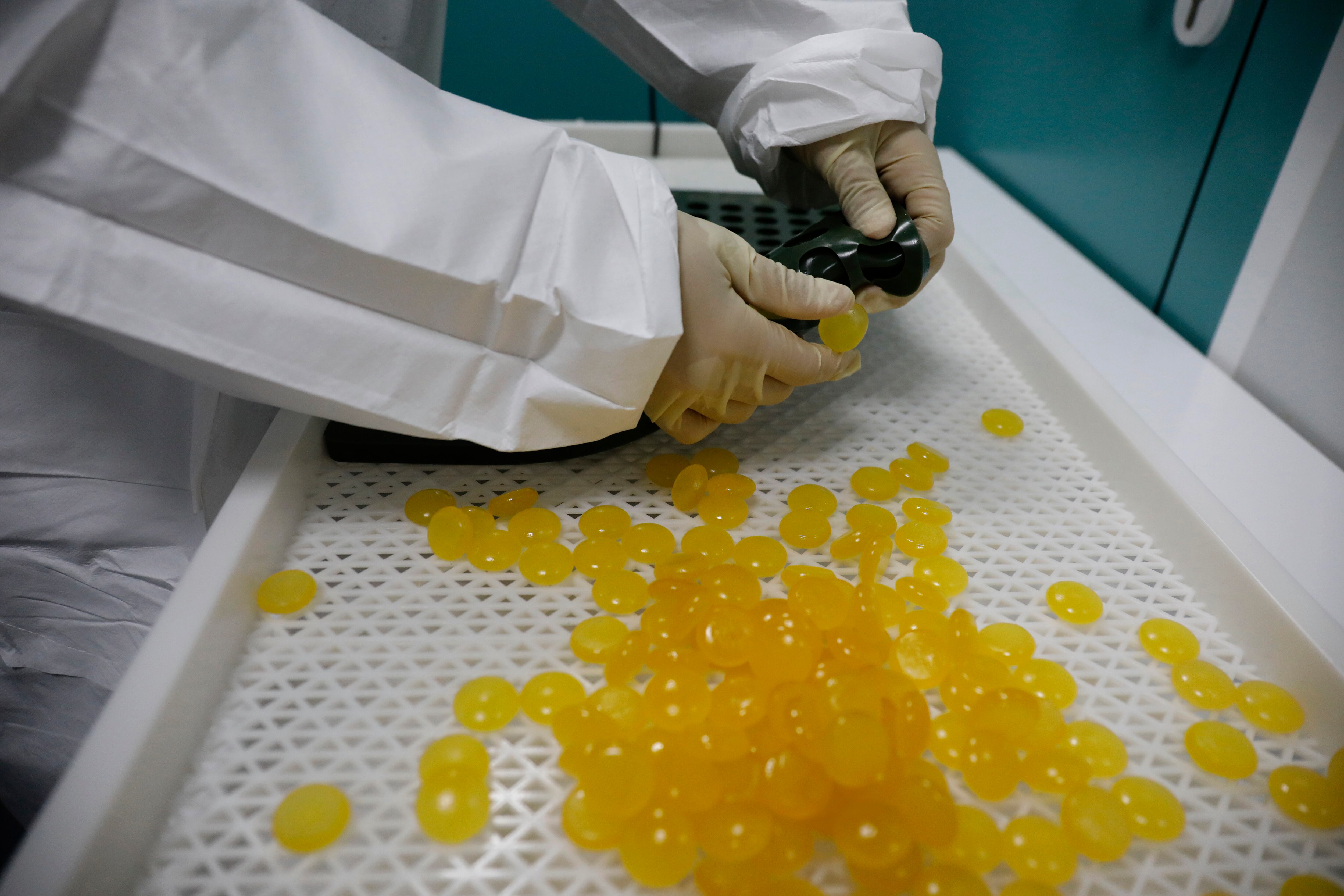 Los fabricantes proveen de los principios activos a los hospitales, en cuyas farmacias formulan el medicamento individualizado para cada paciente.
