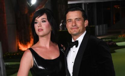 La cantante norteamericana Katy Perry y el actor británico Orlando Bloom posan en pareja a su llegada a la gala de inauguración del Academy Museum of Motion Pictures, en California.