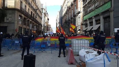 Decenas de personas se concentran en una calle próxima al Congreso pidiendo la dimisión de Sánchez y su Gobierno.