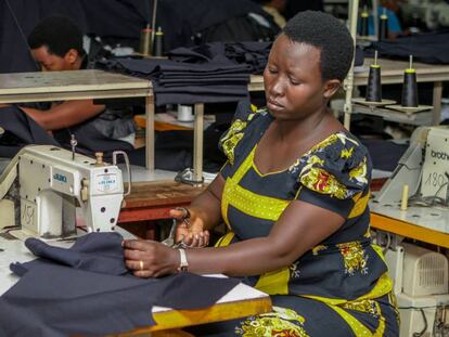 Una trabajadora de la fábrica textil Utexrwa, en Kigali, Ruanda, en abril de 2018.
