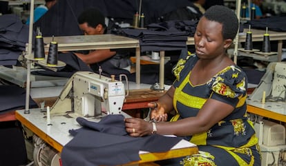 Una trabajadora de la fábrica textil Utexrwa, en Kigali, Ruanda, en abril de 2018.