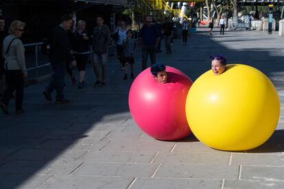 El dúo neoyorkino de clown 'Acrobuffos' realizando una perfomance en la playa de Copacabana, en Southbank, Londres (Inglaterra), el 8 de agosto.