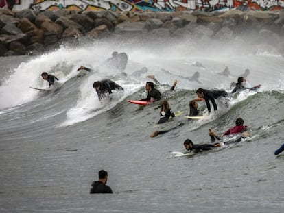 Practicantes de surf en la playa de Barcelona, en una imagen de mayo de 2020.