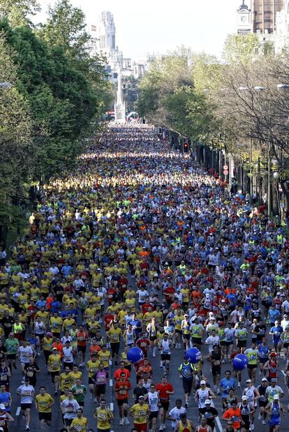 Panorámica de la larga fila de corredores que participaron en el maratón.