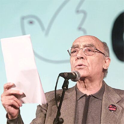 El premio Nobel de Literatura José Saramago, durante la lectura del manifiesto contra la guerra.