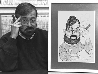 Ibáñez Serrador, con un puro en una mano y en la otra, una caricatura suya, en 1994.